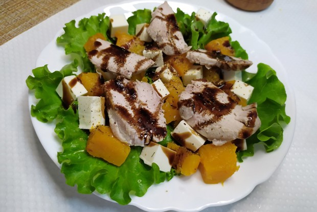 Салат с тыквой, индейкой и фетой