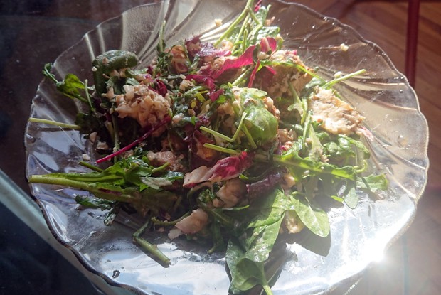 Салат с утиной грудкой, грушей, рокфором и руколой