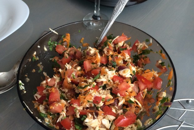 Салат с вареной грудкой и рукколой