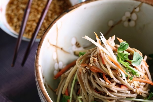 Салат с вермишелью из брокколи и моркови