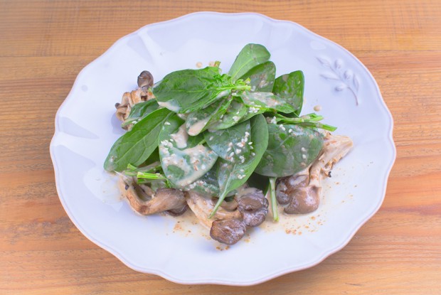 Салат с вешенками и шпинатом