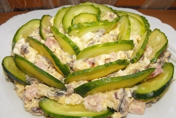 Салат с ветчиной, грибами и огурцами
