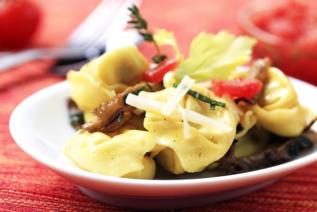 Салат с ветчиной, тортеллини и грибами