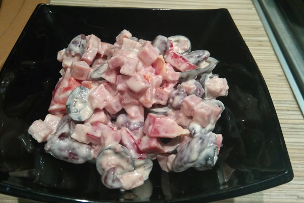 Салат с ветчиной, сладким перцем и красной фасолью