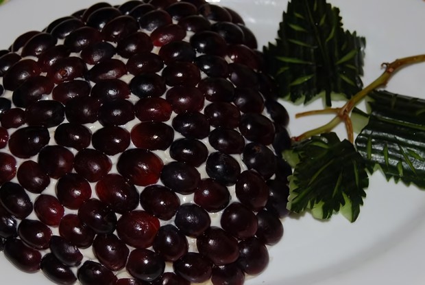 Салат с виноградом, копченой курицей и сыром