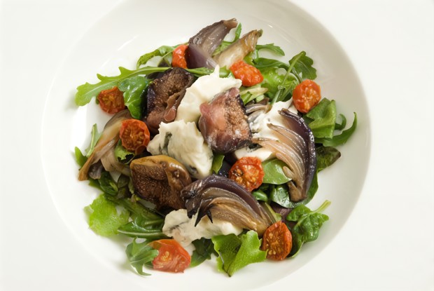 Салат с вяленым помидорами, инжиром и карамелизованным луком