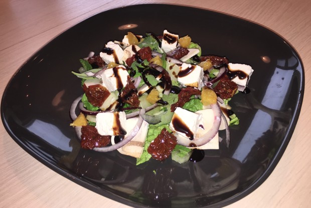 Салат с вяленными томатами и шампиньонами в итальянском стиле