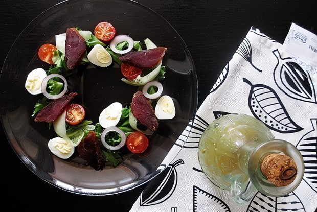 Салат с вяленой уткой, овощами и медово-горчичной заправкой