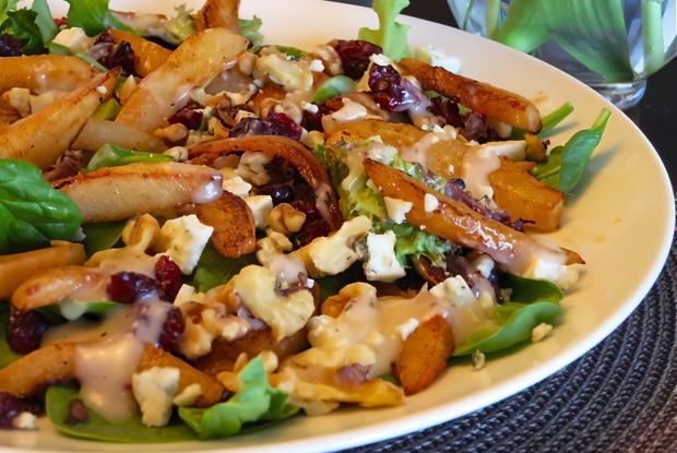 Салат с яблоками и сыром с плесенью