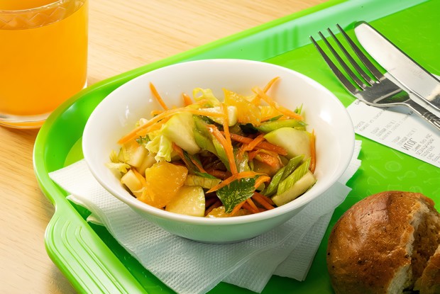 Салат с яблоками, морковью и сельдереем