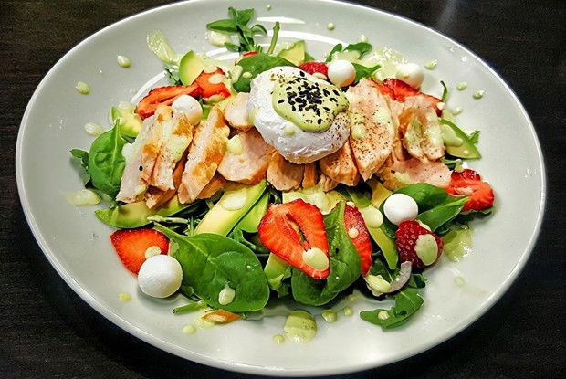 Салат с яйцом пашот, клубникой, авокадо и молодым шпинатом