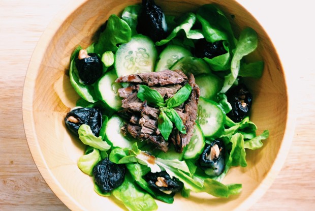 Салат с запеченной бараниной, черносливом и соусом наршараб