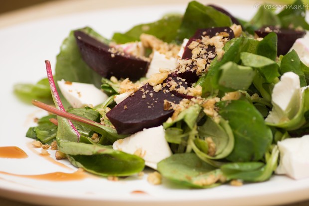 Салат с запеченной свеклой, сыром фета и соусом наршараб