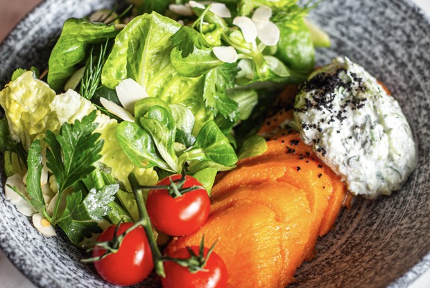 Салат с запеченным бататом и дзадзыки