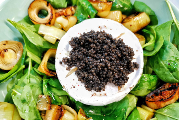 Салат с запеченным камамбером и черной икрой