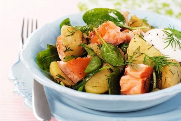 Салат с запеченным лососем