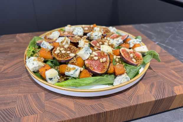Салат с запеченной тыквой, голубым сыром и инжиром