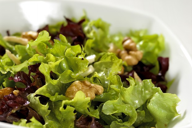 Салат с заправкой из горчицы и грецких орехов