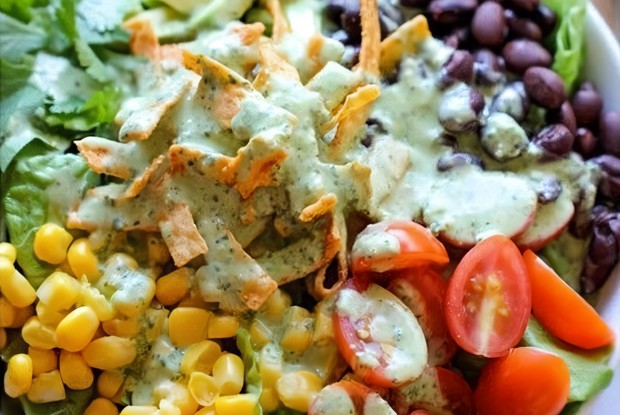 Салат с заправкой из кинзы и лайма