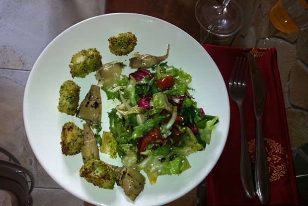 Салат с зелеными гребешками и артишоками