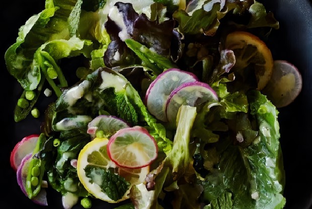 Салат с зеленым горошком и лимоном