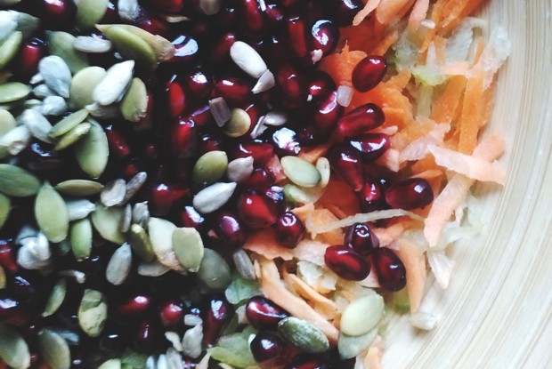 Салат с зелёной редькой и гранатом