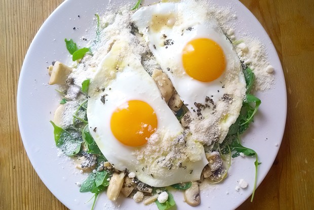 Салат с жареными грибами и глазуньей