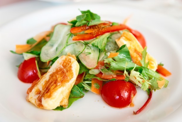 Салат с жареным сыром