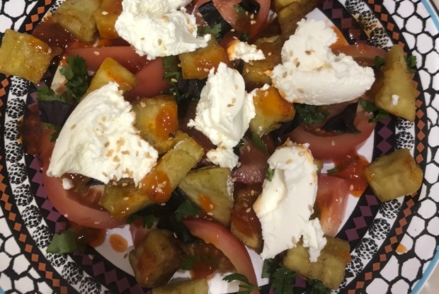 Салат с жареными баклажанами в кисло-сладком соусе с творожным сыром