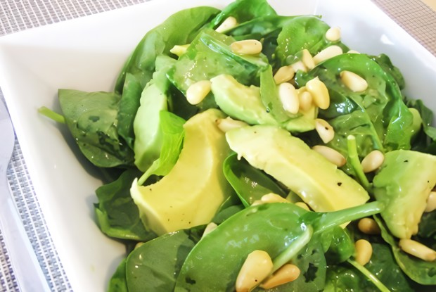 Салат шпинат с виноградом, авокадо, огурцом, орехами и оливковым маслом