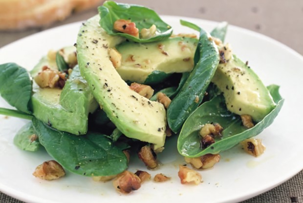 Салат со шпинатом, грецким орехом и авокадо