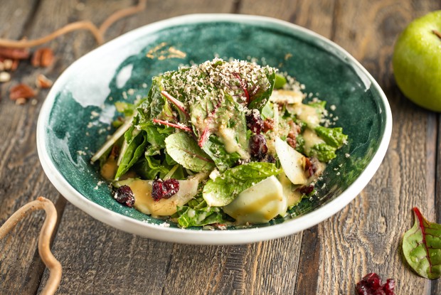 Салат со шпинатом, клюквой, грушей и орехом пекан