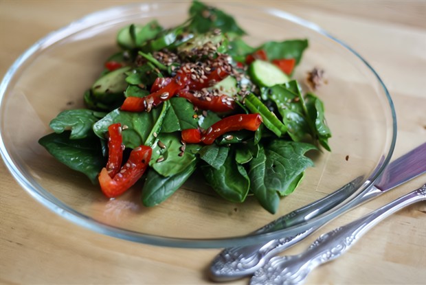 Салат со шпинатом и овощами