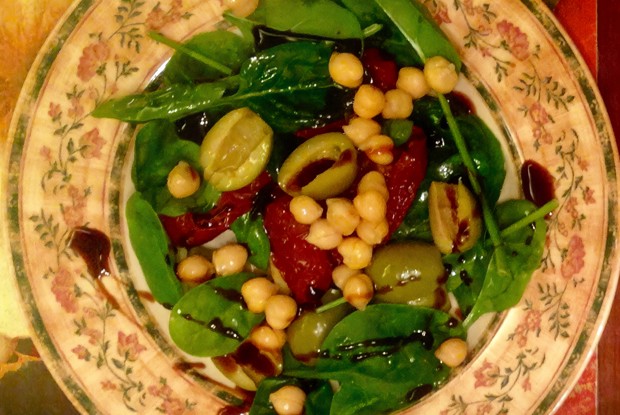 Салат со шпинатом, вялеными помидорами и нутом