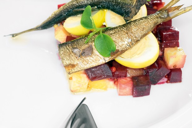 Салат со шпротами, перепелиными яйцами и корнеплодами