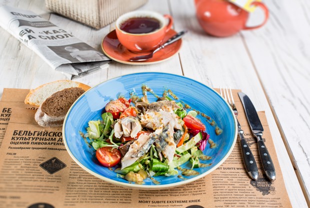 Салат со скумбрией и печеными овощами