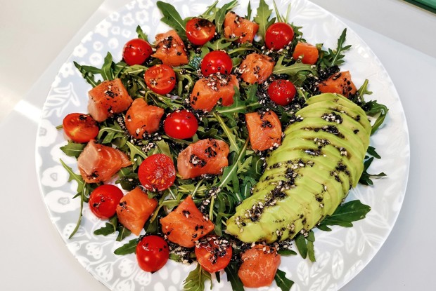 Салат со слабосоленой семгой