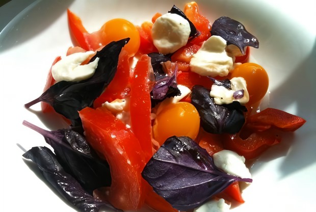 Салат со сладким перцем, базиликом и моцареллой