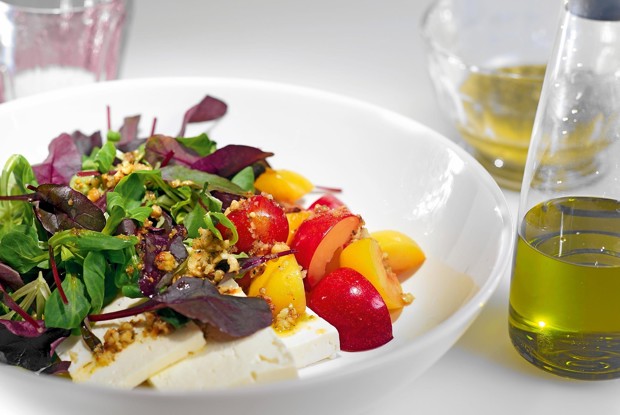 Салат со сливами и брынзой