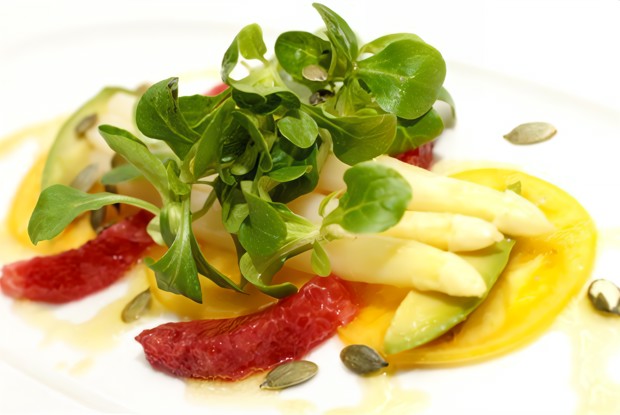 Салат со спаржей и авокадо