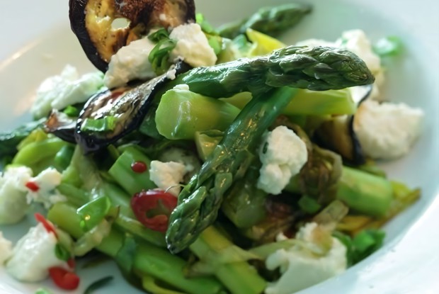 Салат со спаржей, баклажанами и сыром фета