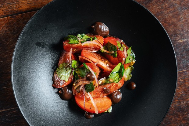 Салат со спелыми томатами и кремом из лукового мармелада