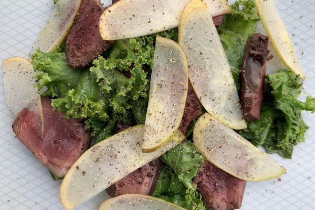 Салат со стейком из сердца коня