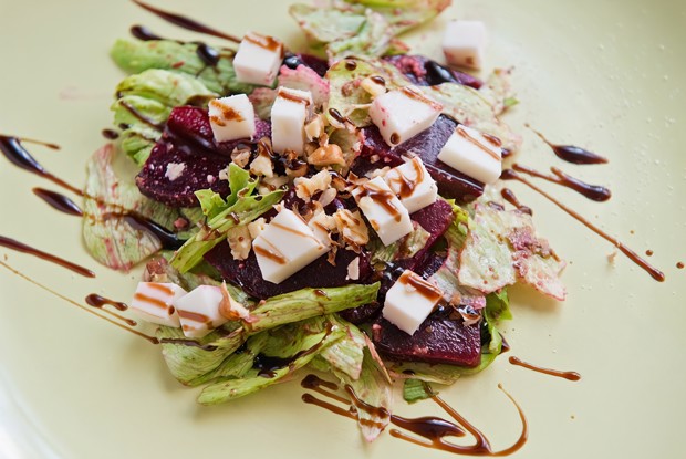 Салат со свеклой и козьим сыром