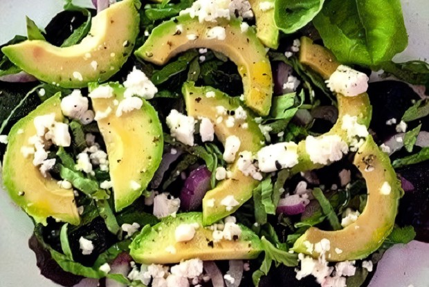 Салат со свеклой, авокадо, сыром фета и базиликом