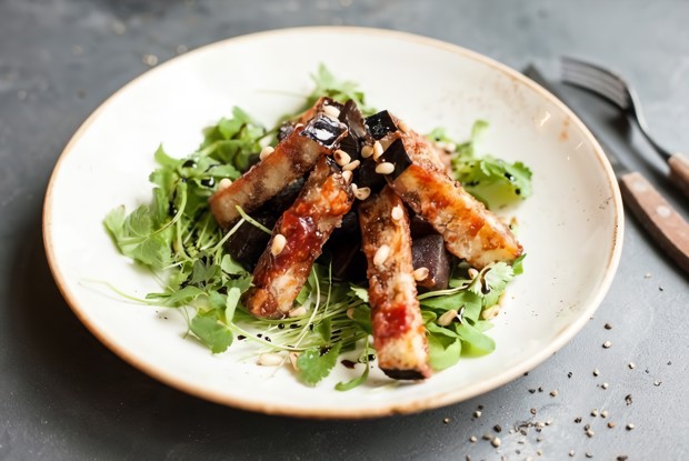 Салат со свеклой, баклажаном по-азиатски и рукколой