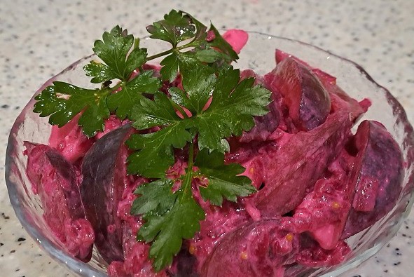 Салат из свеклы со сливами и яблоками