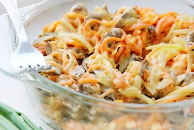 Салат со свининой и морковью