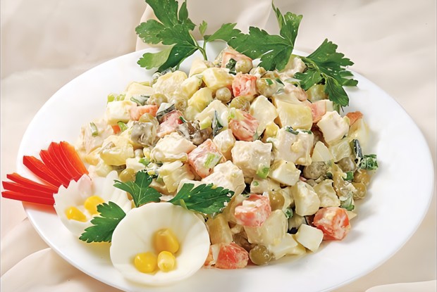 Салат «Столичный» с курицей и крабовыми палочками