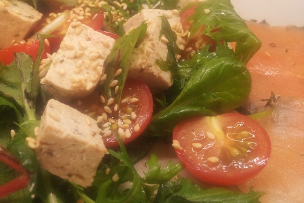 Салат та-кун с семгой и тофу